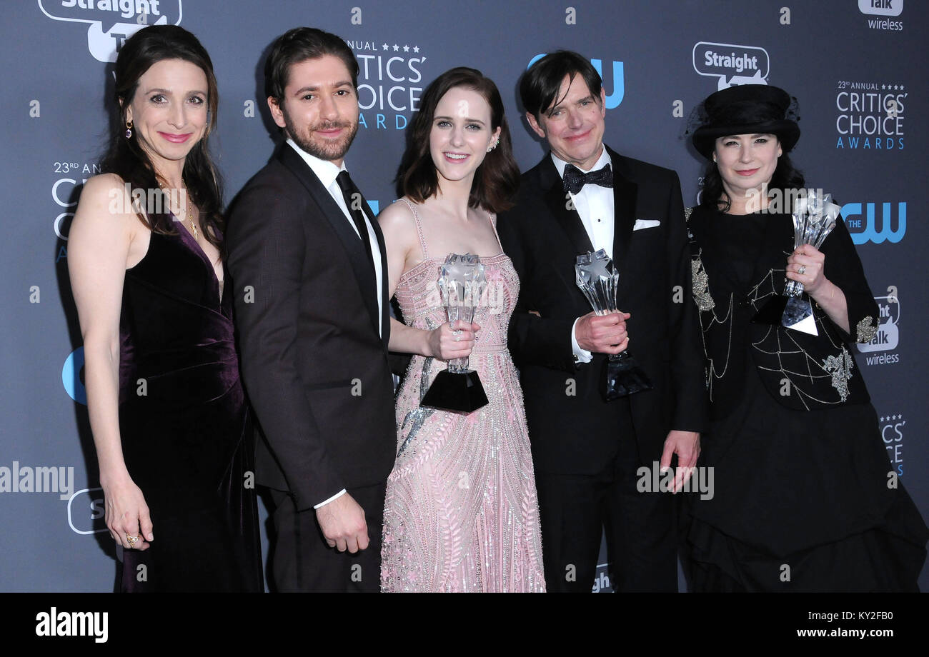 Santa Monica Ca Ee Uu 11 Ene 2018 11 De Enero De 2018 Santa Monica California El Elenco De La Maravillosa La Sra Maisel 23ª Critics Choice Awards Celebrado En Barker