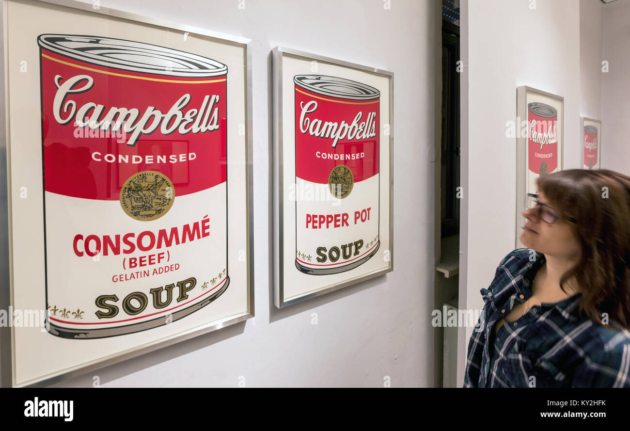 Apolda, Alemania. 12 ene, 2018. Un visitante mirando las obras en el "Andy  Warhol - El Original Silkscreens" exposición en la galería de arte de  Apolda, Alemania, 12 de enero de 2018.