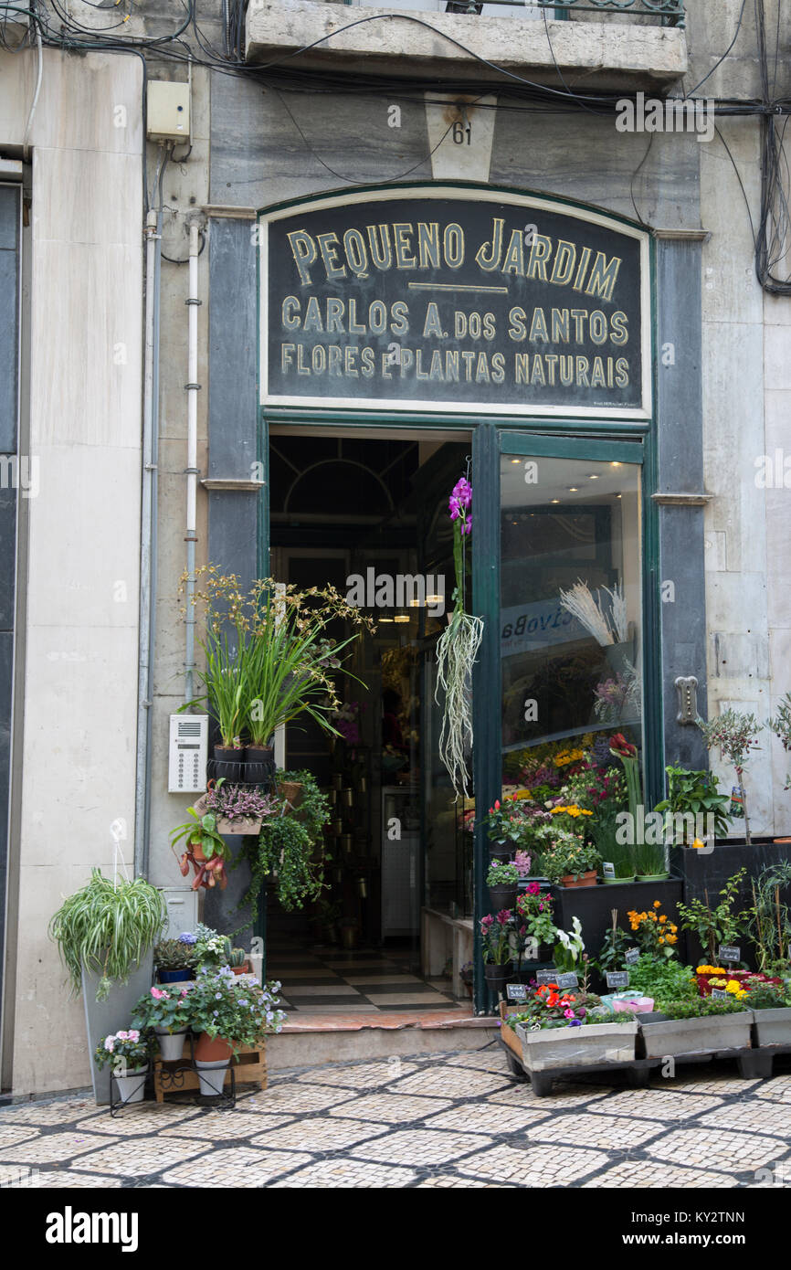 Pequeno Jardin floristería, Garrett Street; Lisboa, Portugal Fotografía de  stock - Alamy