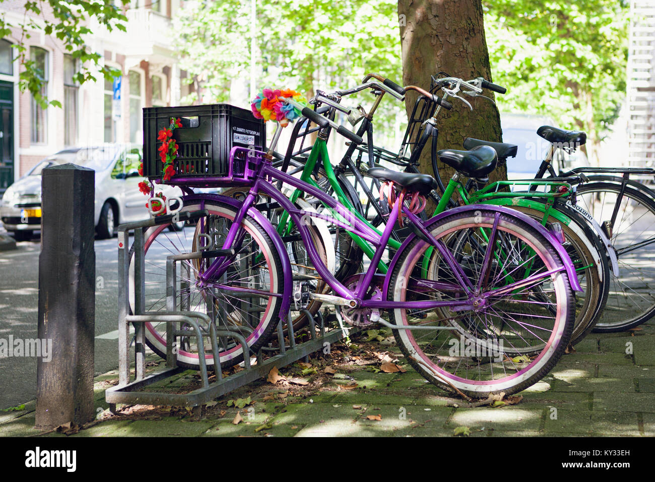 Bicicletas holandesas estacionada en un soporte de la bici en una calle de  Haarlem, Holanda Fotografía de stock - Alamy
