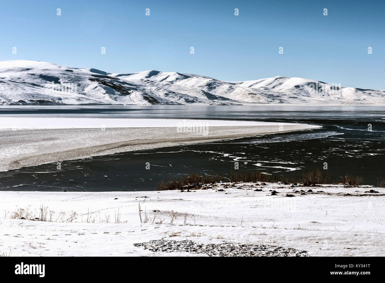 Hermosa vista panorámica del lago Cildir con colinas nevadas Foto de stock