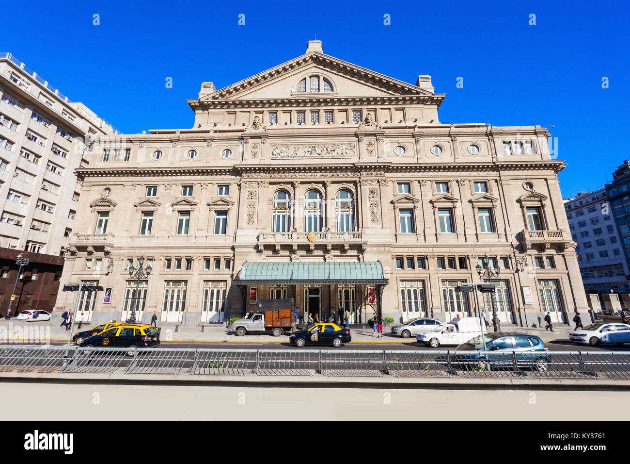BUENOS AIRES, ARGENTINA - 14 de abril de 2016: Teatro Colón (Columbus) es  el principal teatro de ópera de Buenos Aires, Argentina. Ocupa la tercera b  Fotografía de stock - Alamy