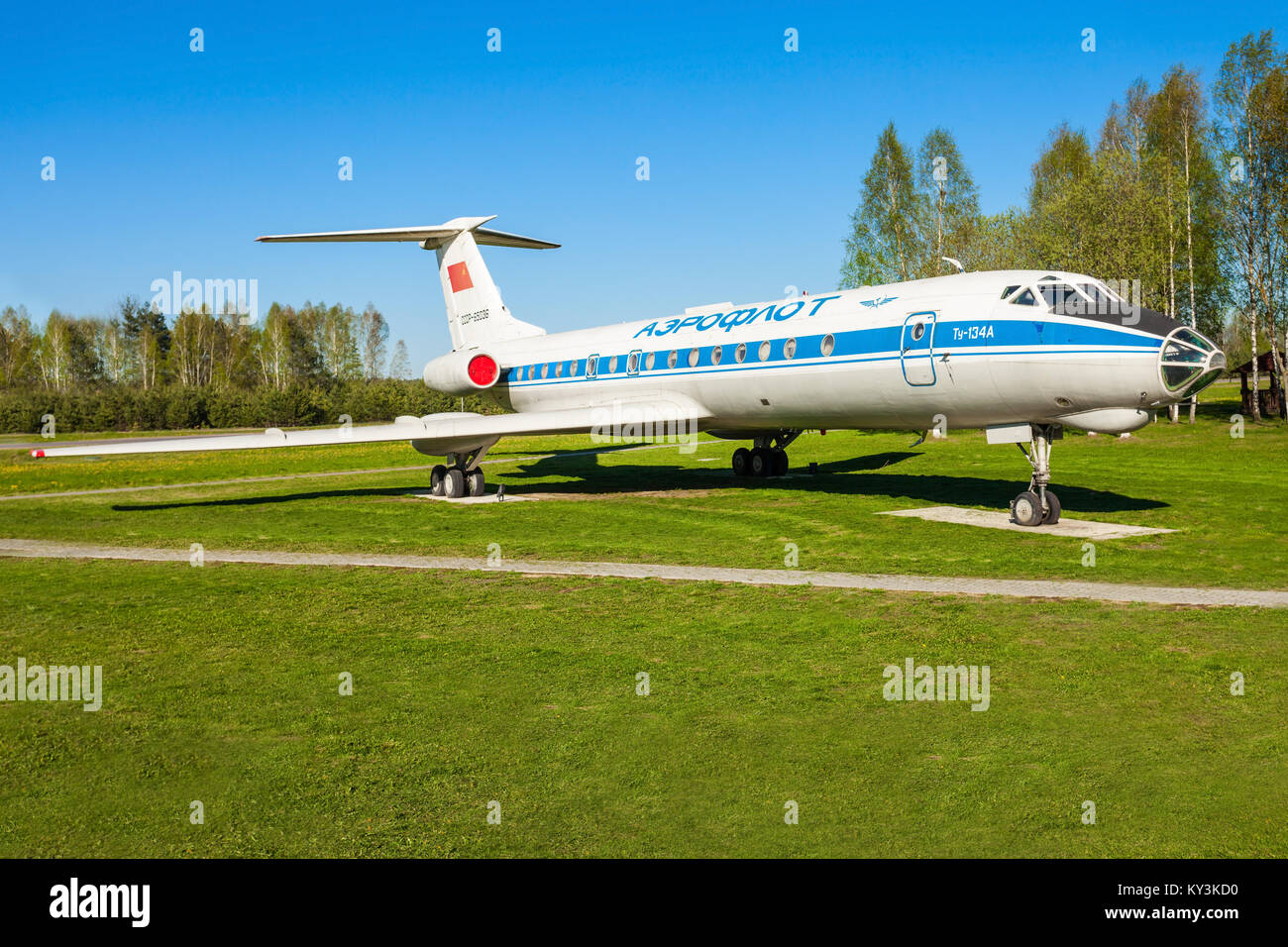 MINSK, BIELORRUSIA - Mayo 05, 2016: aviones Tupolev Tu-134 en el museo al aire libre de aviación civil antigua cerca de el aeropuerto de Minsk. El Tupolev Tu-134 es un twin-e Foto de stock