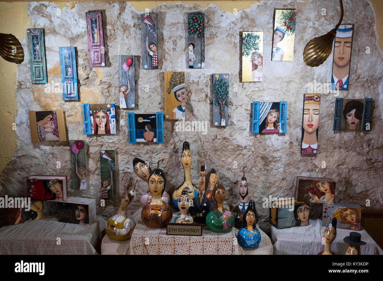 Sus caras pintadas sobre las calabazas y otras obras de arte en una pequeña tienda de souvenirs en el casco antiguo de la ciudad de Paphos. Foto de stock