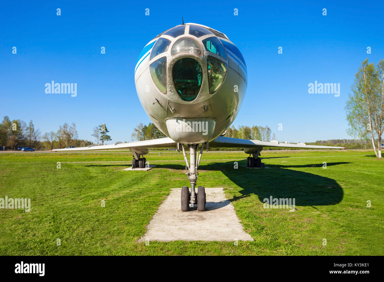 MINSK, BIELORRUSIA - Mayo 05, 2016: aviones Tupolev Tu-134 en el museo al aire libre de aviación civil antigua cerca de el aeropuerto de Minsk. El Tupolev Tu-134 es un twin-e Foto de stock