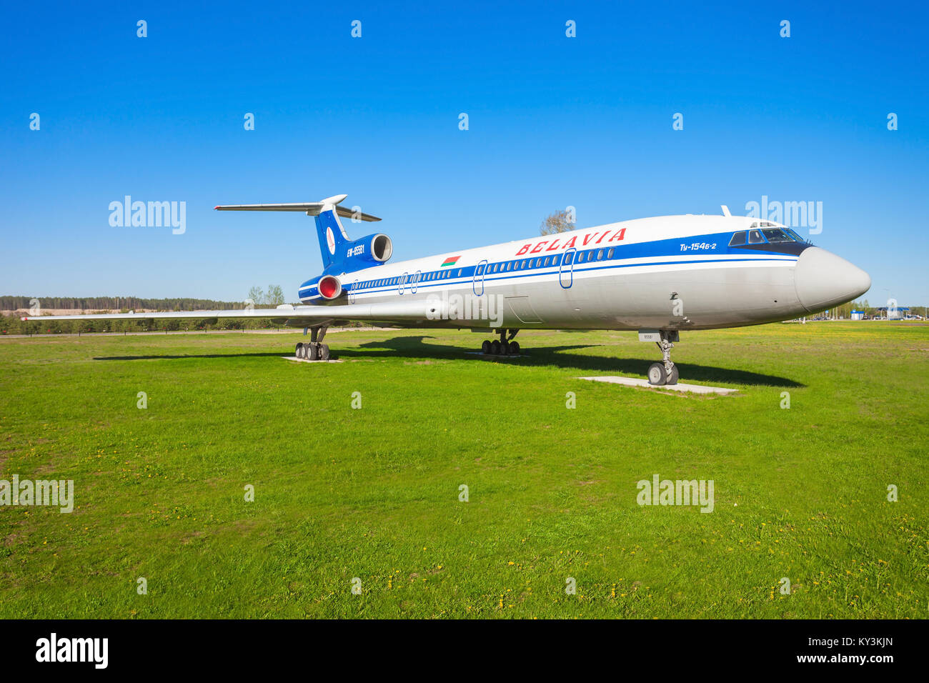 MINSK, BIELORRUSIA - Mayo 05, 2016: aviones Tupolev Tu-154 en el museo al aire libre de aviación civil antigua cerca de el aeropuerto de Minsk. El Tupolev Tu-134 es un tres- Foto de stock