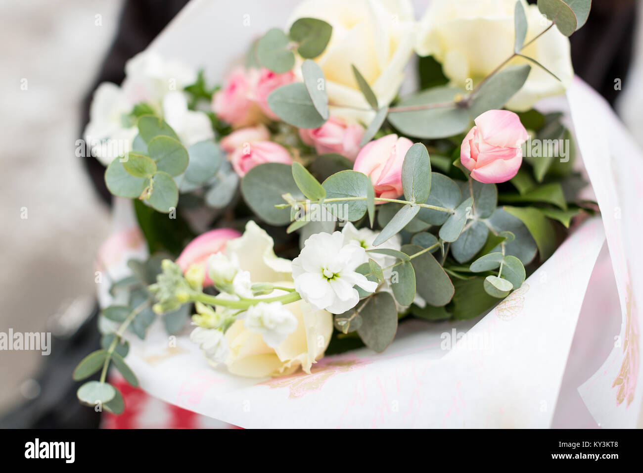 Arreglos florales, bodas, sorpresa concepto. Cerca de bouquet blanco  envasados en papel artesanal, se recolecta de extremadamente hermosa y  delicada f Fotografía de stock - Alamy