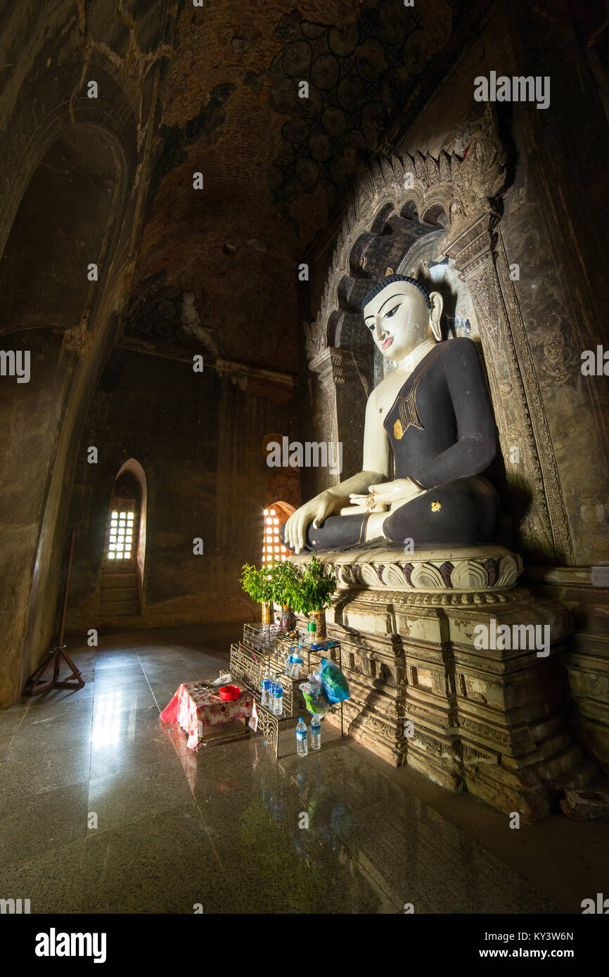 Estatua de Buda de estilo birmano en Bagan, Myanmar. Foto de stock