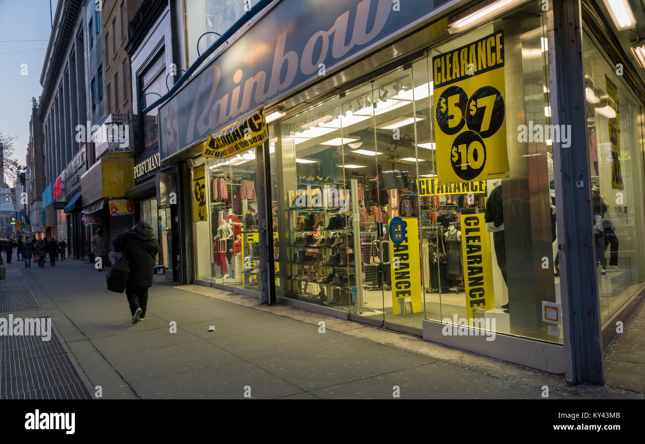 Una tienda de ropa de la mujer anuncia su nuevo año ventas de liquidación,  visto en Downtown Brooklyn en Nueva York el lunes, 1 de enero de 2018. La  zona ha sido