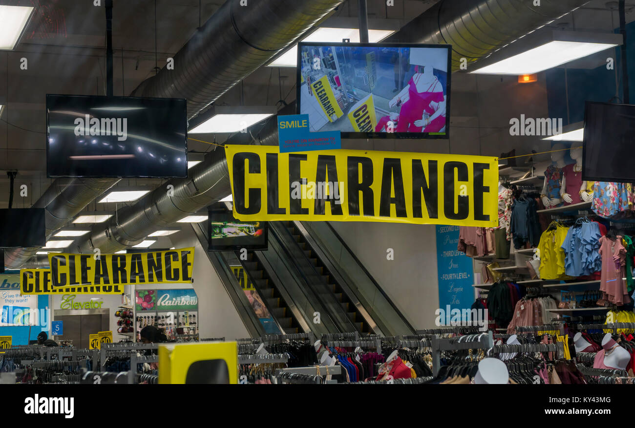 Una tienda de ropa de la mujer anuncia su nuevo año ventas de liquidación  en medio de control del inventario de pantallas de vídeo, visto en Downtown  Brooklyn en Nueva York el