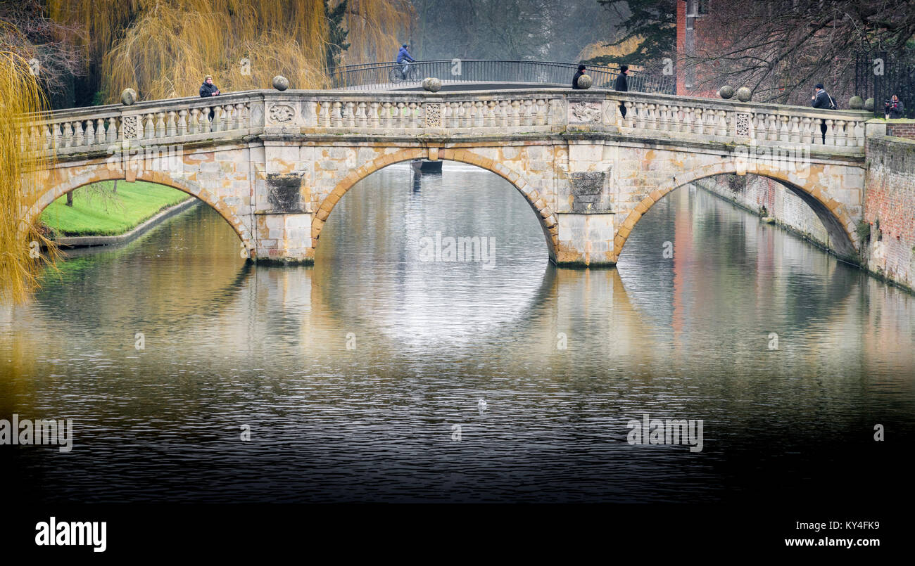 Puente sobre el río Cam en el Clare College, Universidad de Cambridge, Inglaterra. Foto de stock