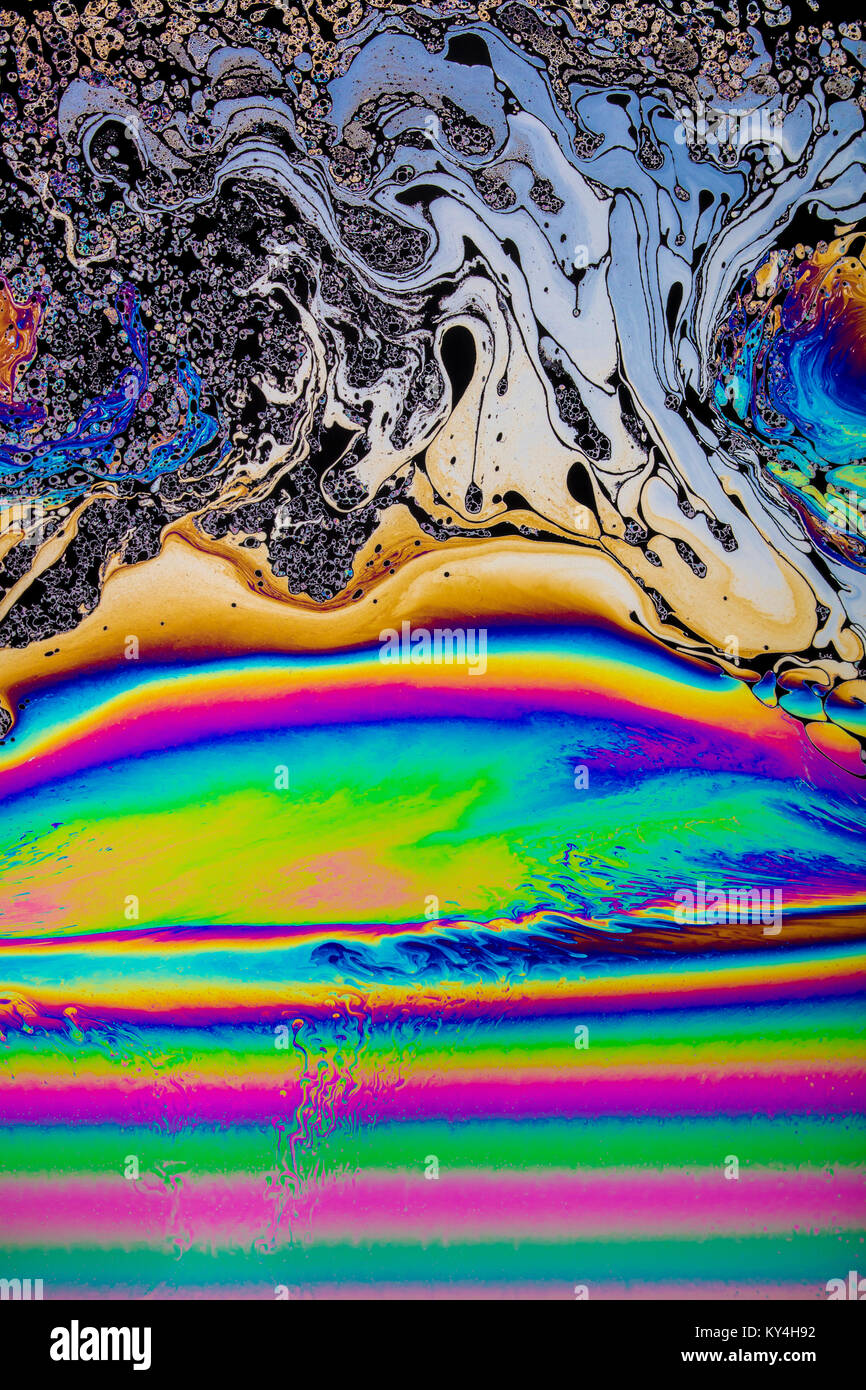 Los patrones de interferencia de película delgada de óptica en una solución de jabón estirada demostrando multi-color psicodélico, educativas y efectos artísticos Foto de stock