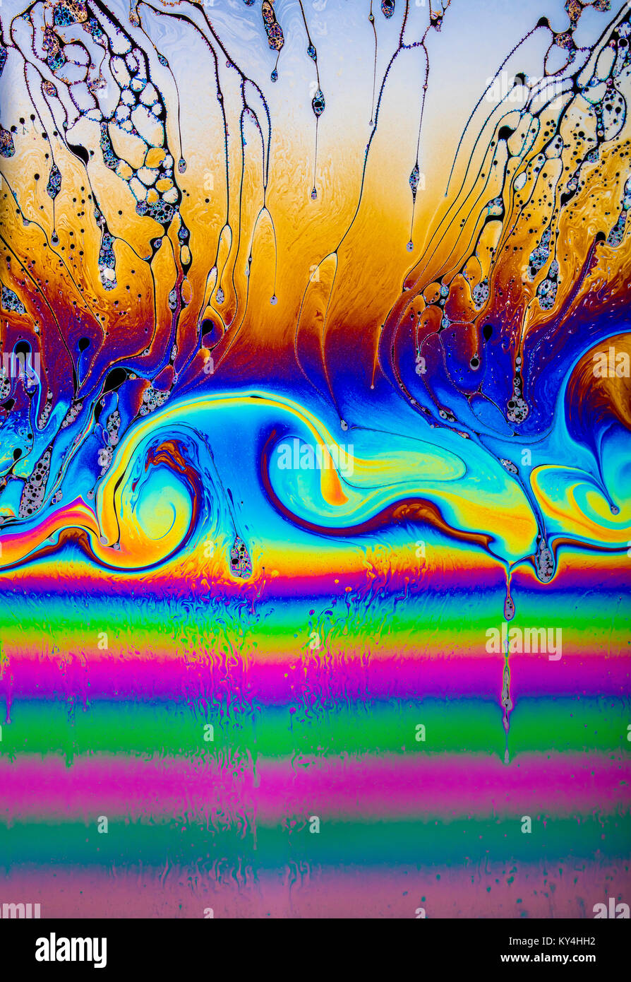 Los patrones de interferencia de película delgada de óptica en una solución de jabón estirada demostrando multi-color psicodélico, educativas y efectos artísticos Foto de stock