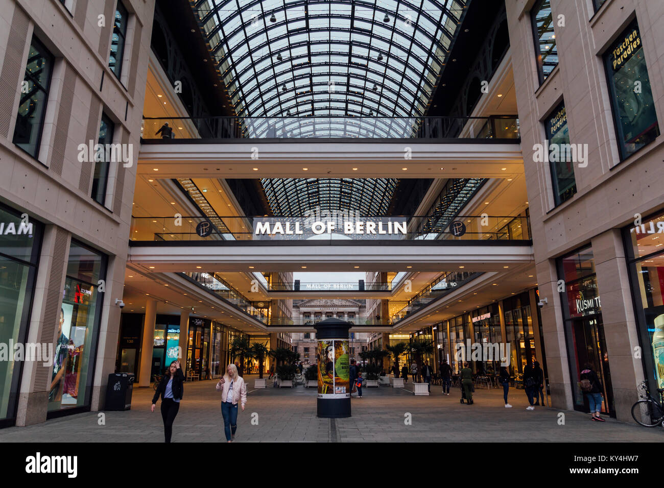 El centro comercial Mall of Berlín en Leipziger Platz, ofreciendo una gran  variedad de tiendas en cuatro pisos y una vasta Fotografía de stock - Alamy