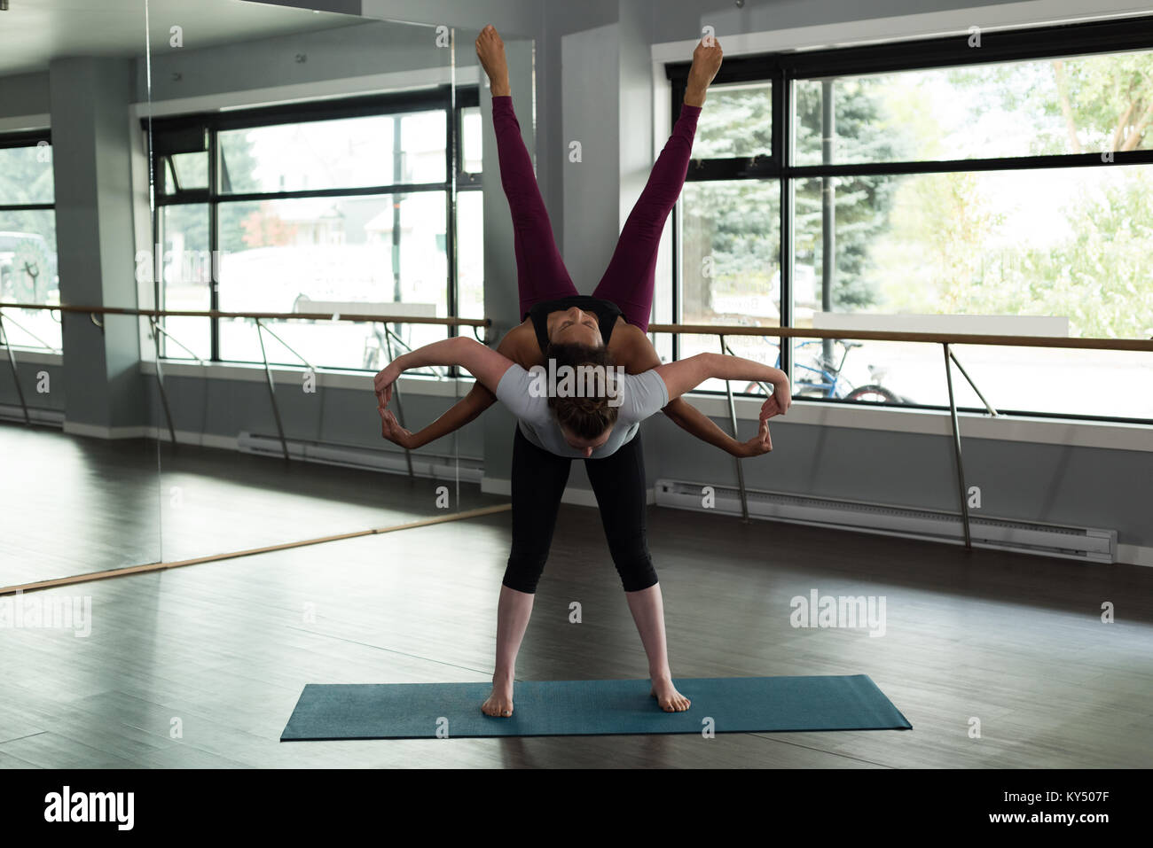 Colocar la gente que practica acroyoga Foto de stock