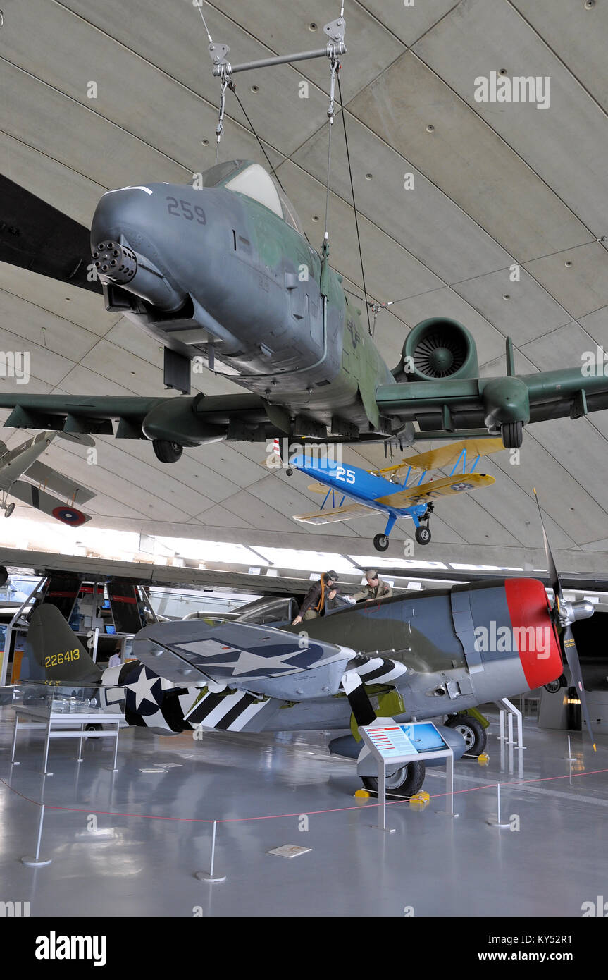 Modern Fairchild Republic A-10 Thunderbolt II colgando sobre una segunda guerra mundial República P-47 Thunderbolt mostrando las eras Foto de stock