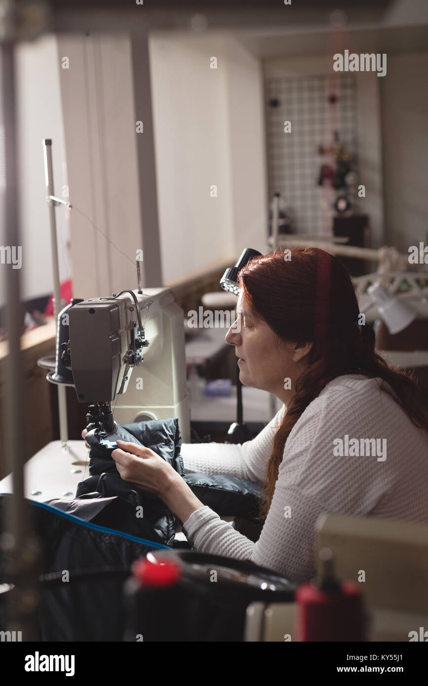 Sastre coser con maquina de coser tela Foto de stock