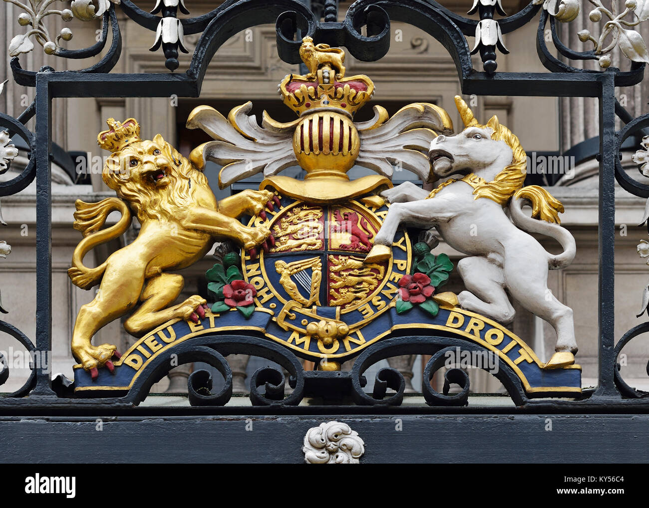 Escudo de armas real en Her Majesty's Theatre, Londres, Reino Unido. Foto de stock