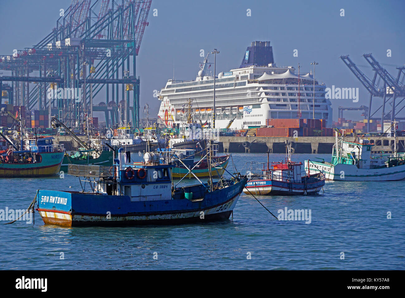 Puerto de San Antonio, Chile, con barcos pesqueros y buques de crucero  Norwegian Sun Fotografía de stock - Alamy