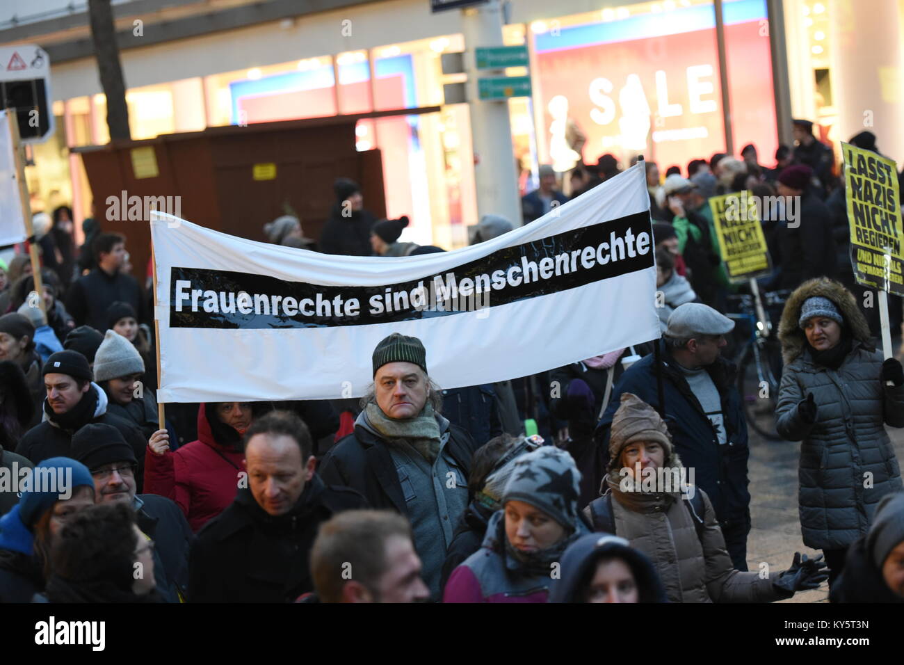 Viena, Austria. 13 Jan, 2018. Los manifestantes llevaban una pancarta durante una manifestación antigubernamental. El signo se lee "la mujer son derechos humanos". Crédito: Vicente Sufiyan/Alamy Live News Foto de stock