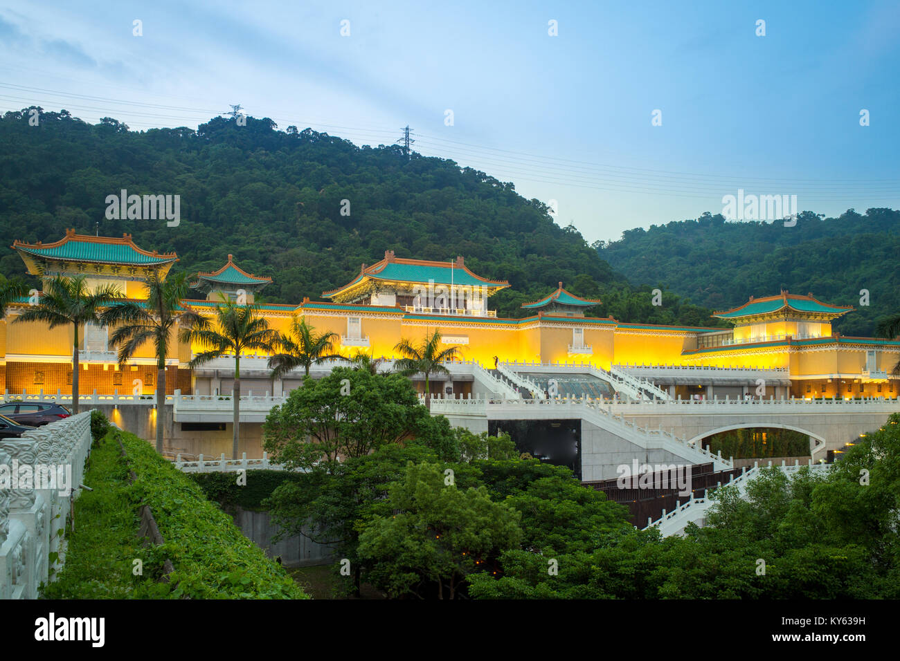 Escena nocturna del Museo Nacional del Palacio en Taipei. Foto de stock