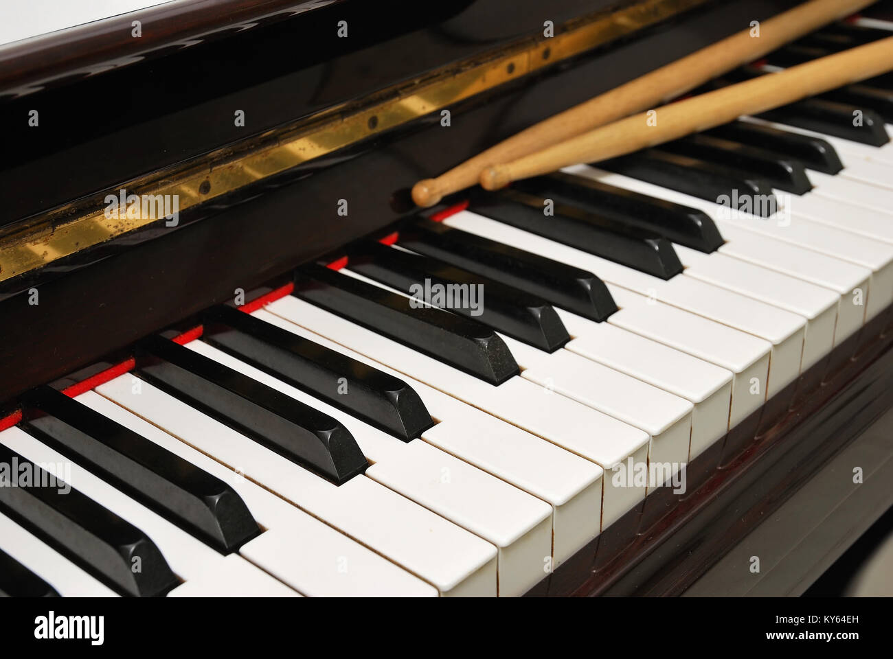Palos de tambor en el teclado del piano en blanco y negro. Para conceptos  como la música y la creatividad Fotografía de stock - Alamy