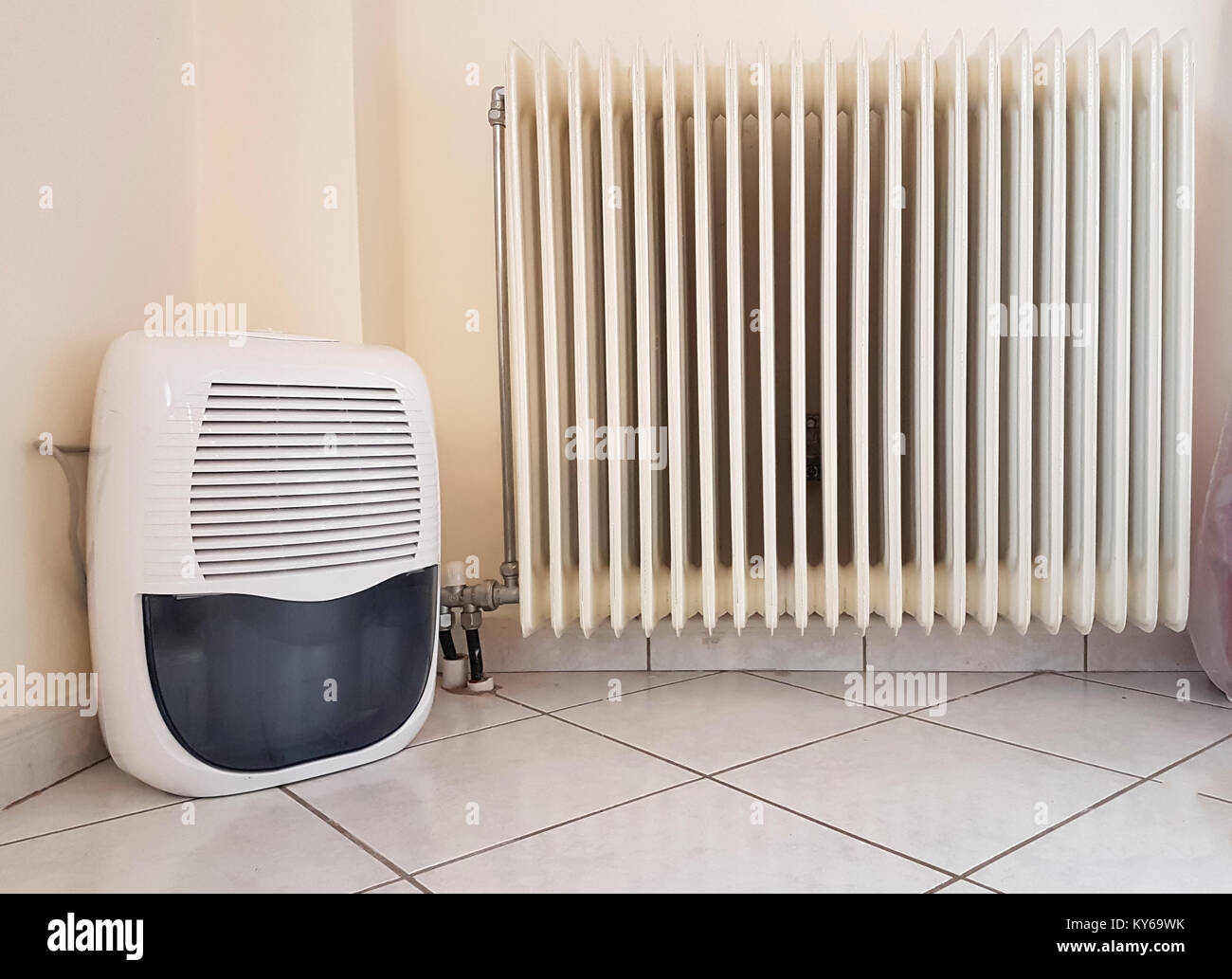 y calentador viejo en la habitación Fotografía de stock Alamy