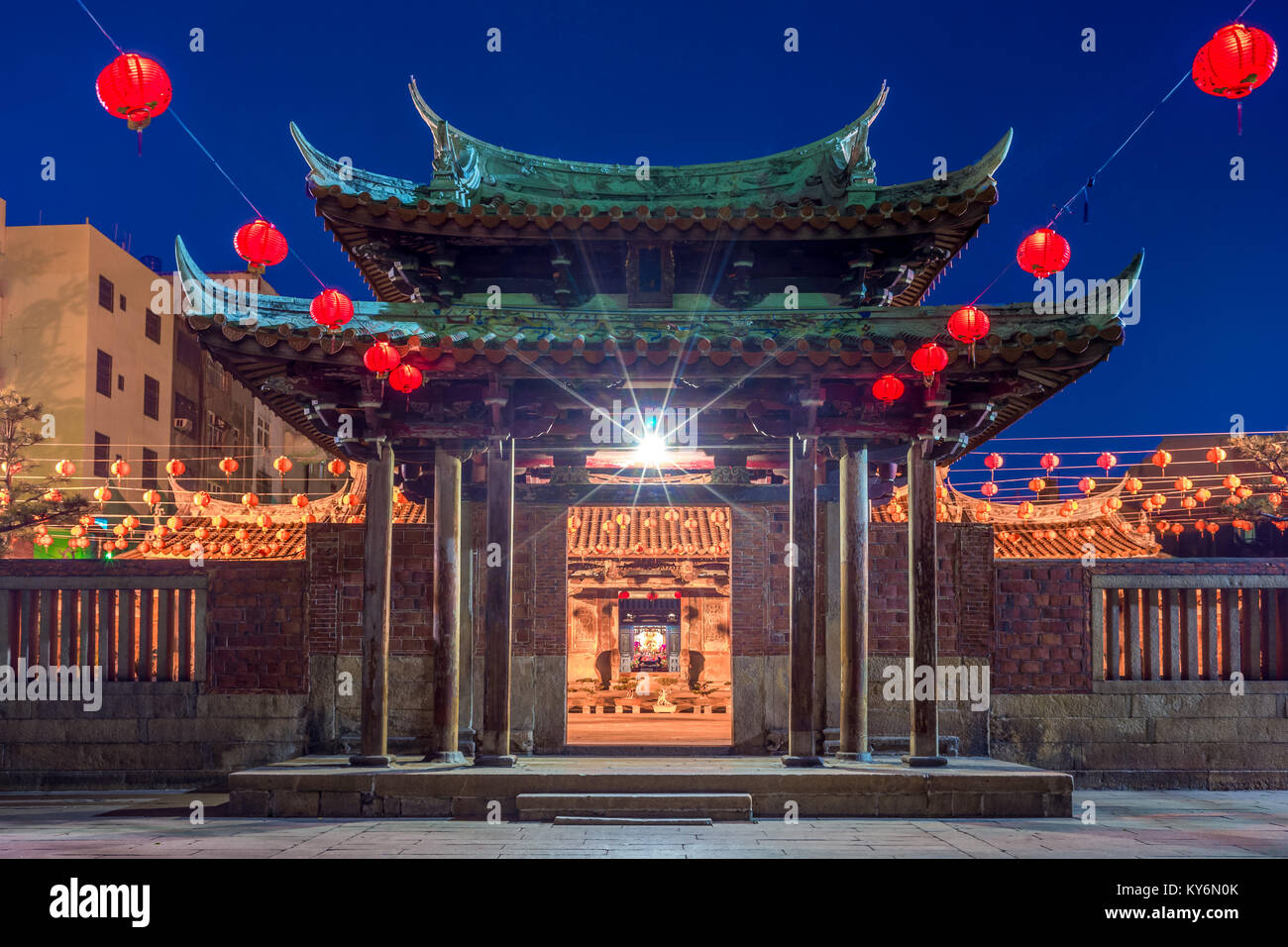 Vista nocturna del templo Lung Shan en Lukang Foto de stock