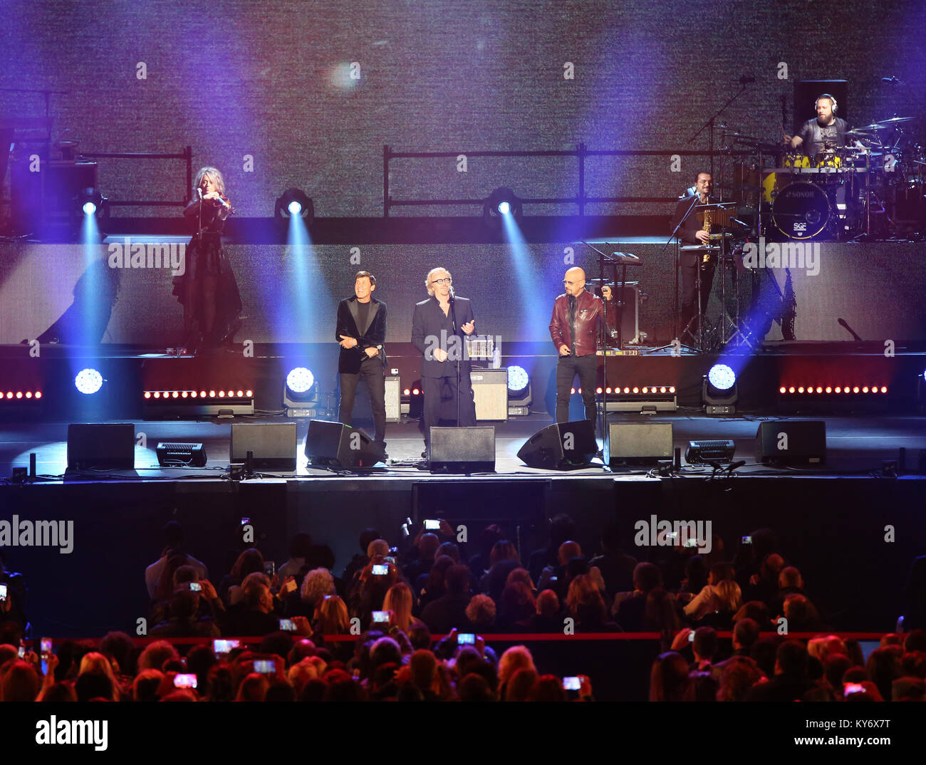 Verona, Italia - 14 de octubre de 2017: concierto en vivo de Umberto Tozzi un famoso cantante italiano con sus otras celebridades italiano Enrico Ruggeri y Morandi Foto de stock