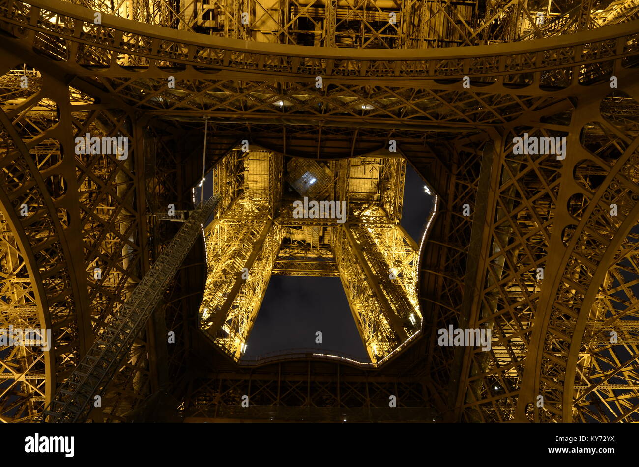 Torre Eiffel iluminada por la noche desde abajo. París, Francia Foto de stock