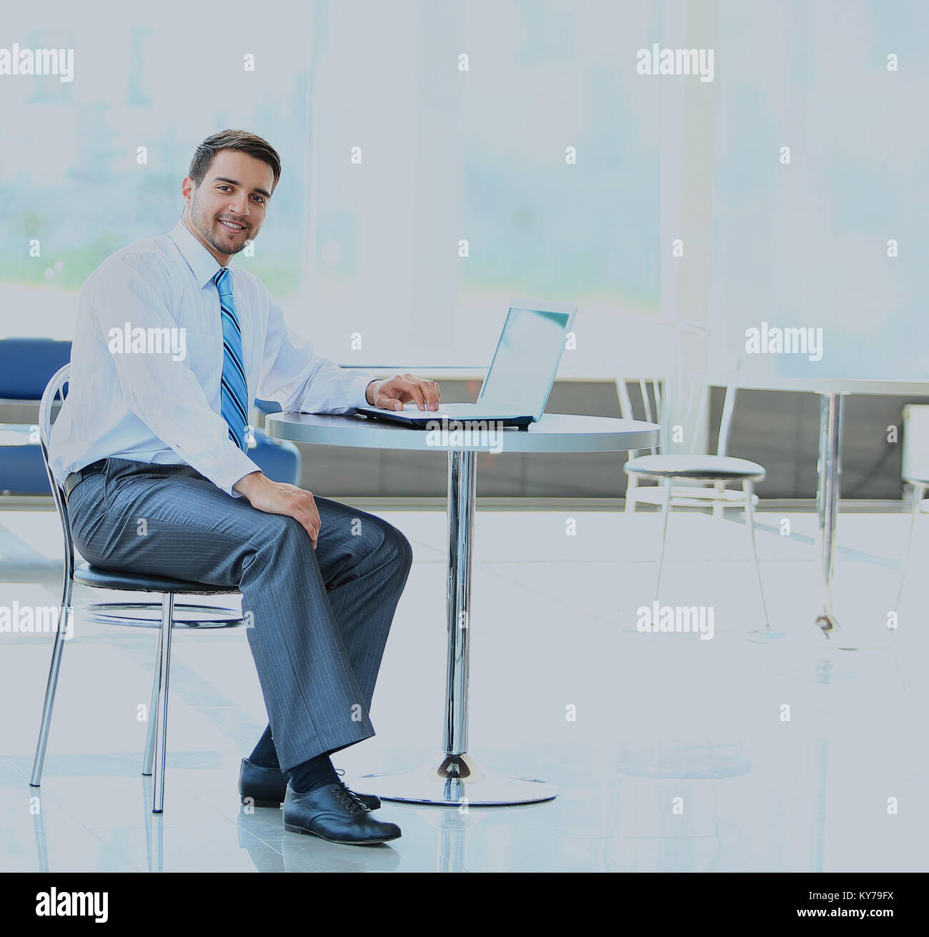 Retrato de administrador ocupado escribiendo en el portátil en la oficina. Foto de stock