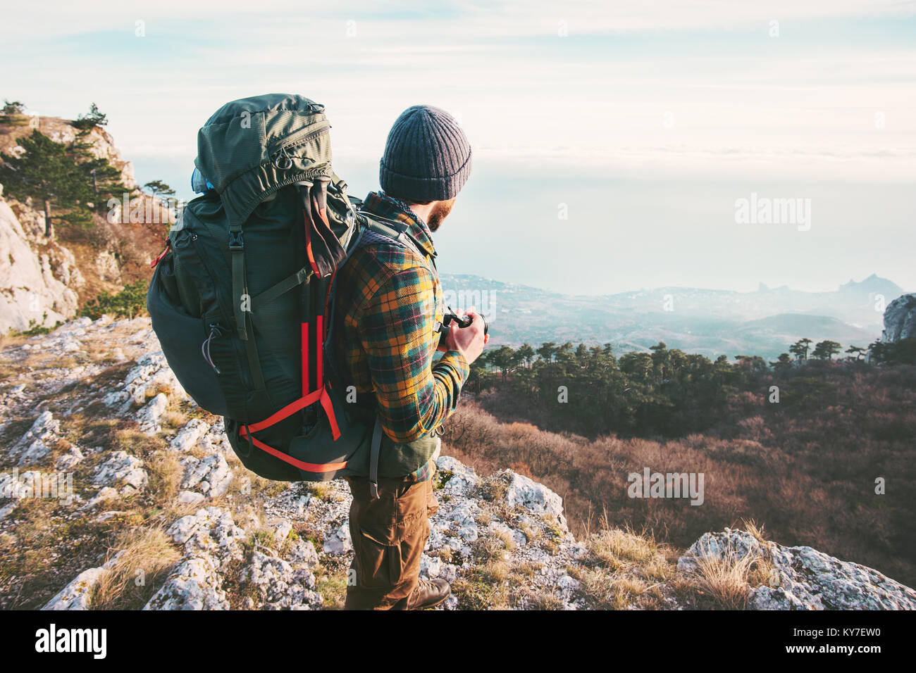 Hombre viajero con mochila escalar montañas Viajes éxito concepto de estilo  de vida activo de aventura vacaciones de verano piscina Fotografía de stock  - Alamy