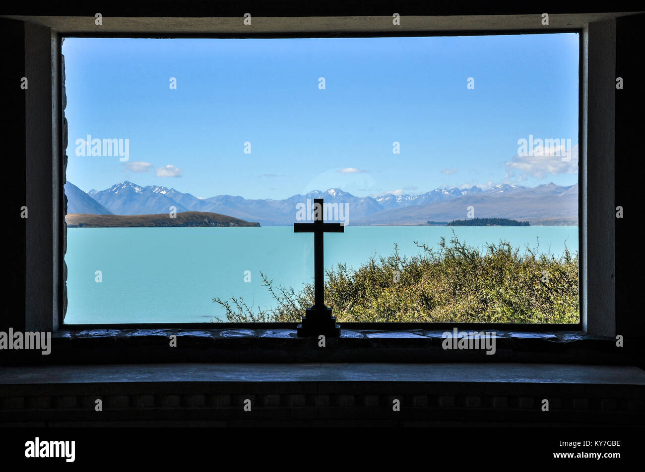 Iglesia del Buen Pastor en el Lago Tekapo Nueva Zelanda, que fue la primera iglesia construida en la cuenca de Mackenzie. Ver a través de la ventana de el agua azul Foto de stock
