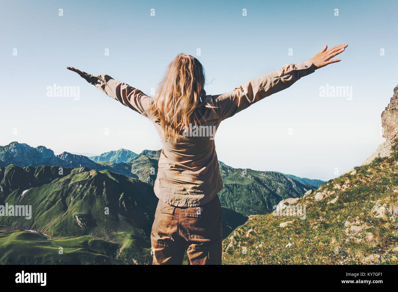 Mujer feliz viajero manos levantadas sobre montañas Lifestyle Viajes éxito y concepto de aventura al aire libre de las vacaciones de verano Foto de stock