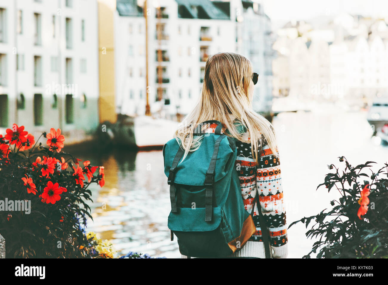 Mujer con mochila paseo turístico en la ciudad noruega viaje de fin de semana vacaciones en el estilo de vida al aire libre de moda Fotografía de stock - Alamy