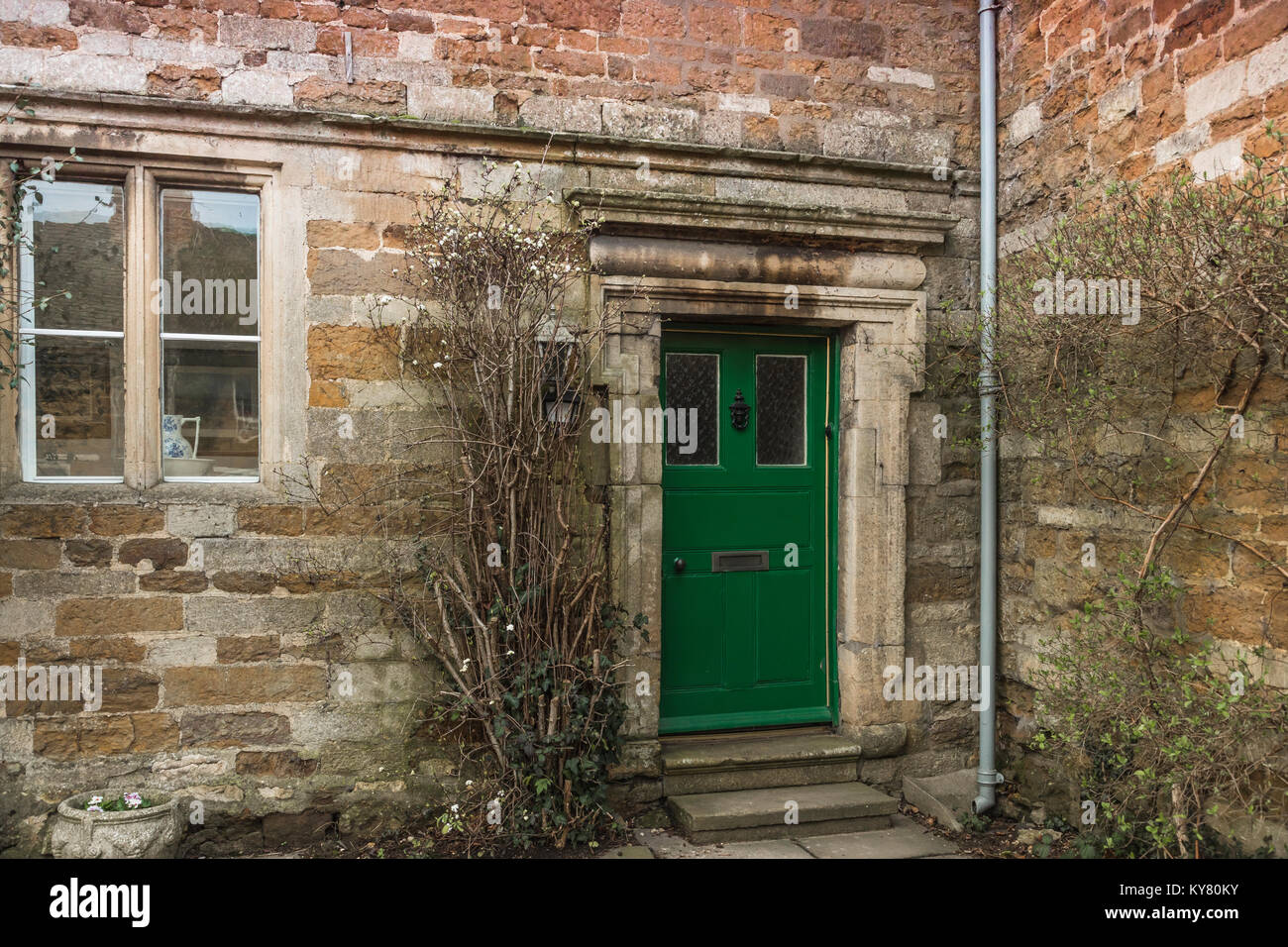 Una imagen de la fachada de una antigua casa rural rodada en Rockingham, Northamptonshire, Inglaterra, Reino Unido. Foto de stock