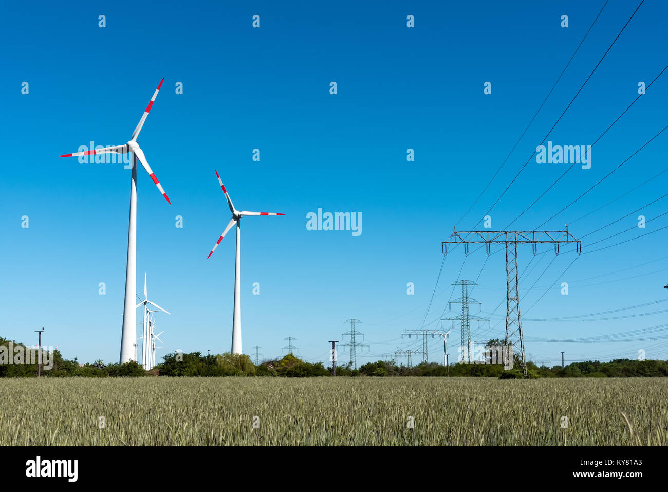 Windwheels y líneas de transmisión de energía visto en la zona rural de Alemania Foto de stock