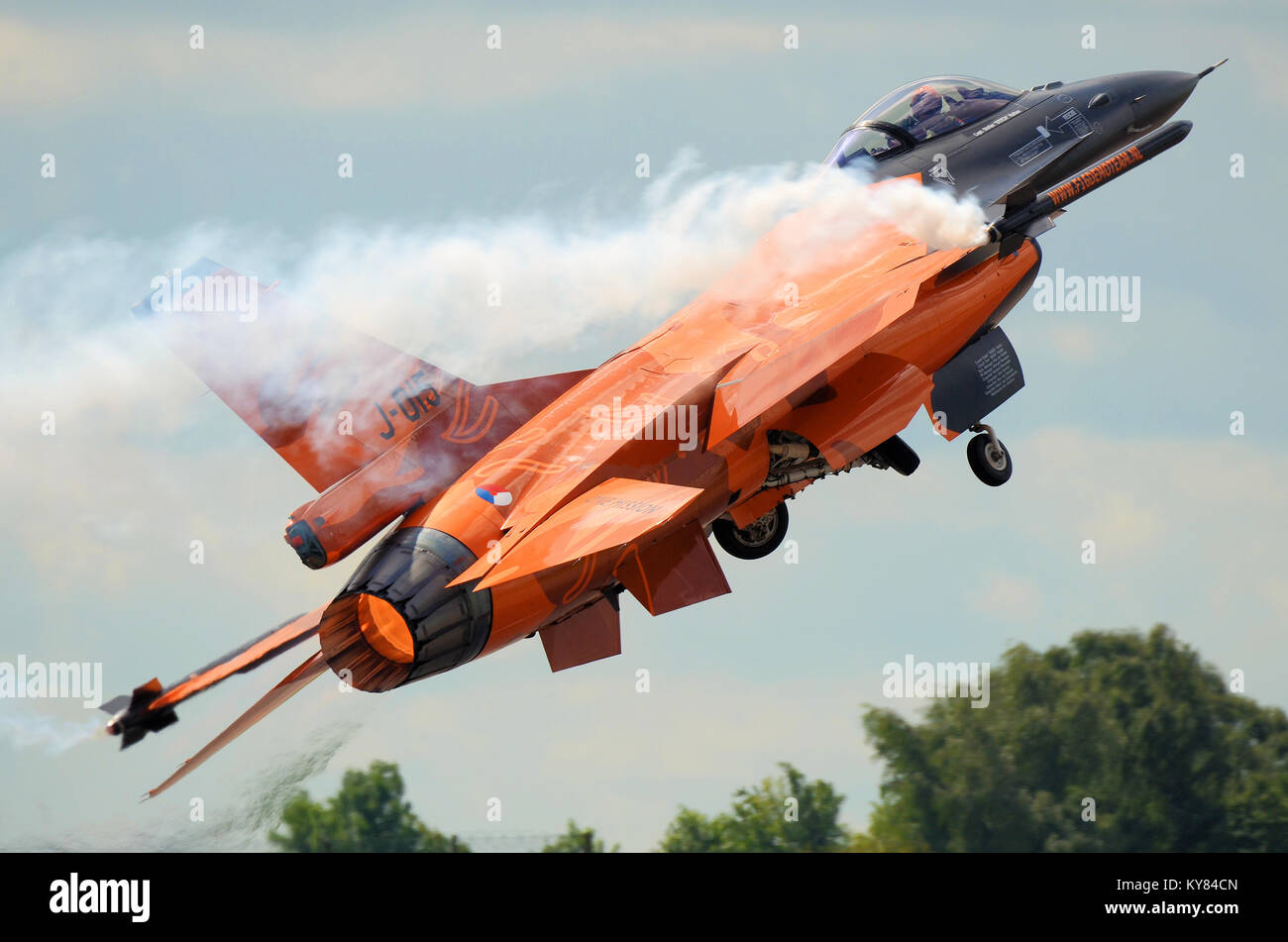 La Fuerza Aérea Real de los Países Bajos holandeses F-16 Demo Team General Dynamics F-16 Falcon lucha Viper en combinación de color naranja León re-lanzamiento de postcombustión térmica Foto de stock