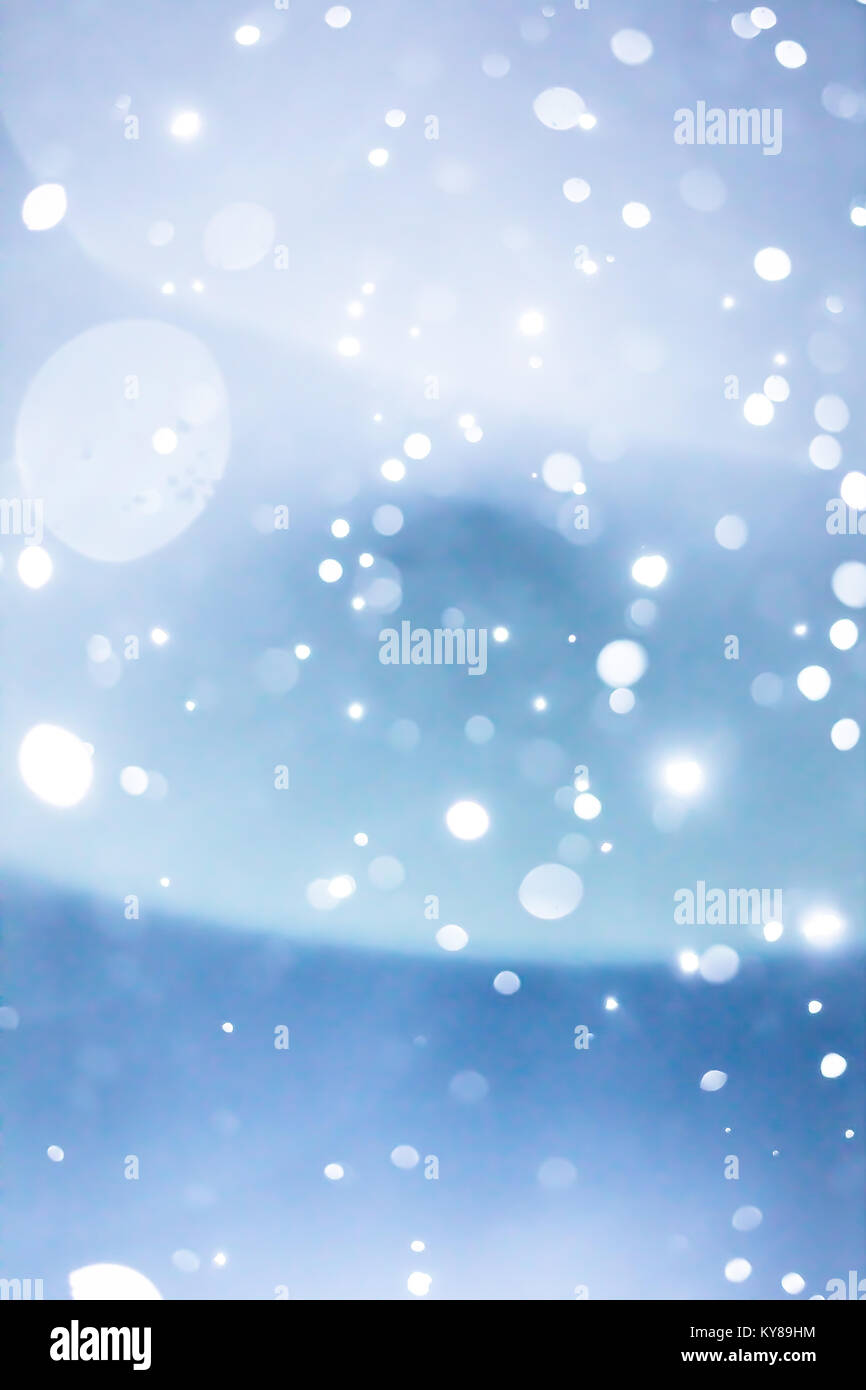 Húmedo y Smugy Lens Flare y copos de nieve o un filtro borroso fondo  durante la tormenta de nieve en la noche Fotografía de stock - Alamy