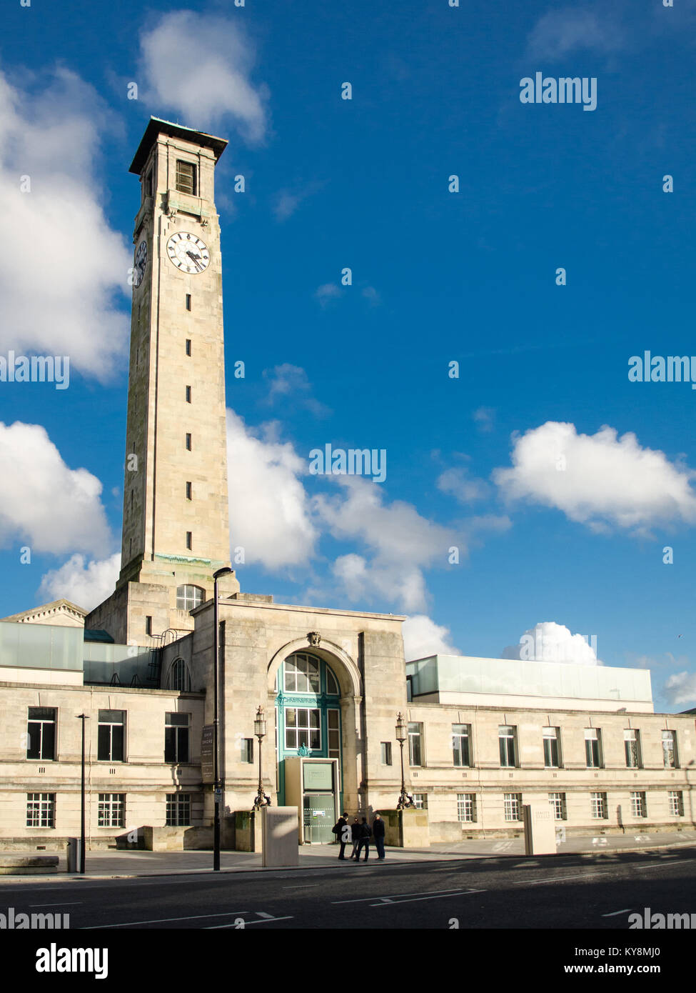 Southampton, Inglaterra, Reino Unido - 16 de febrero de 2014: el sol brilla en la fachada art deco y la torre del reloj del ala oeste de Southampton Civic Center. Foto de stock