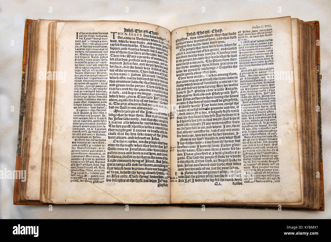 William Tyndale's 1538 edición del Nuevo Testamento en inglés, el cual mostró el texto en inglés y Erasmus' el texto latino. A partir de la colección de Libros Raros de láminas en Dunedin, Nueva Zelanda. Foto de stock