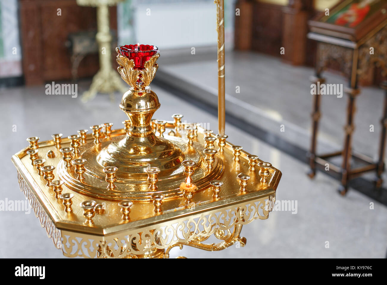Accesorios para el bautizo de niños iconos de velas y la fuente, la Iglesia  Ortodox. El sacramento de los niños Fotografía de stock - Alamy
