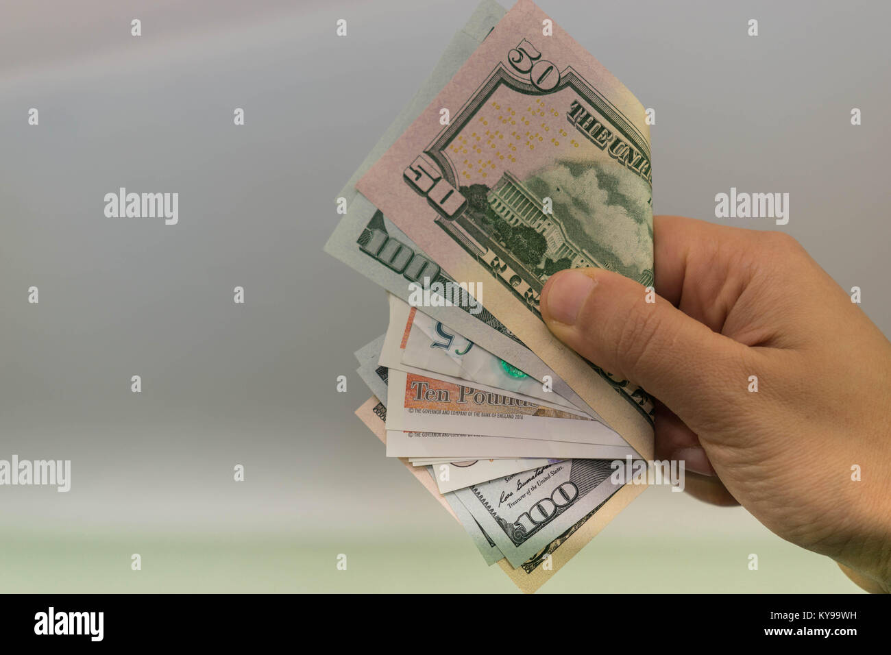 Dinero En La Mano A Mano Con El Dinero Mano Sosteniendo Los Billetes Fotografia De Stock Alamy