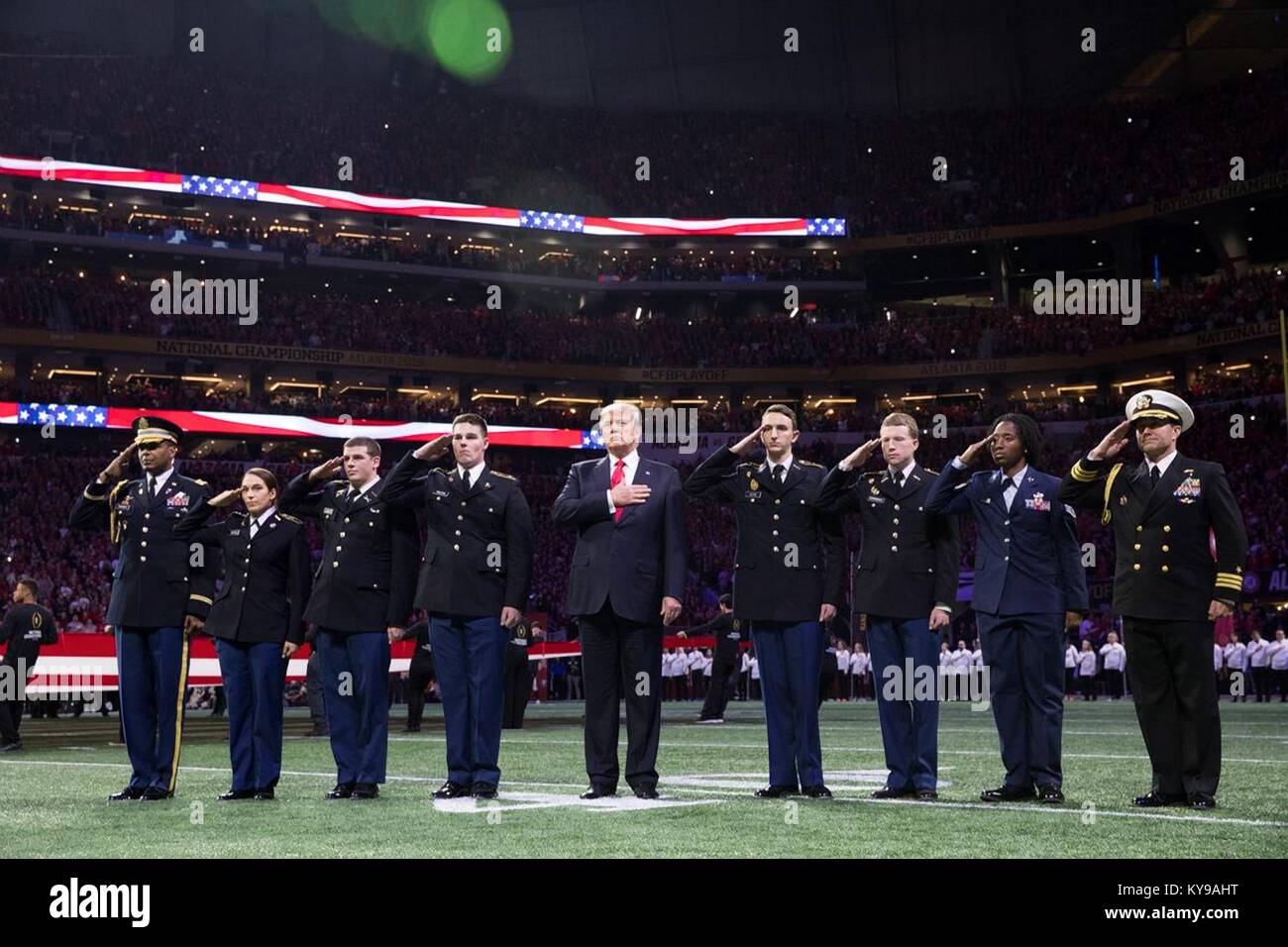 El Presidente de Estados Unidos, Donald Trump representa el himno nacional durante la NCAA College Football Playoff del campeonato nacional entre la Universidad de Alabama Crimson Tide y la Universidad de Georgia Bulldogs 8 de enero de 2018, en Atlanta, Georgia. Foto de stock