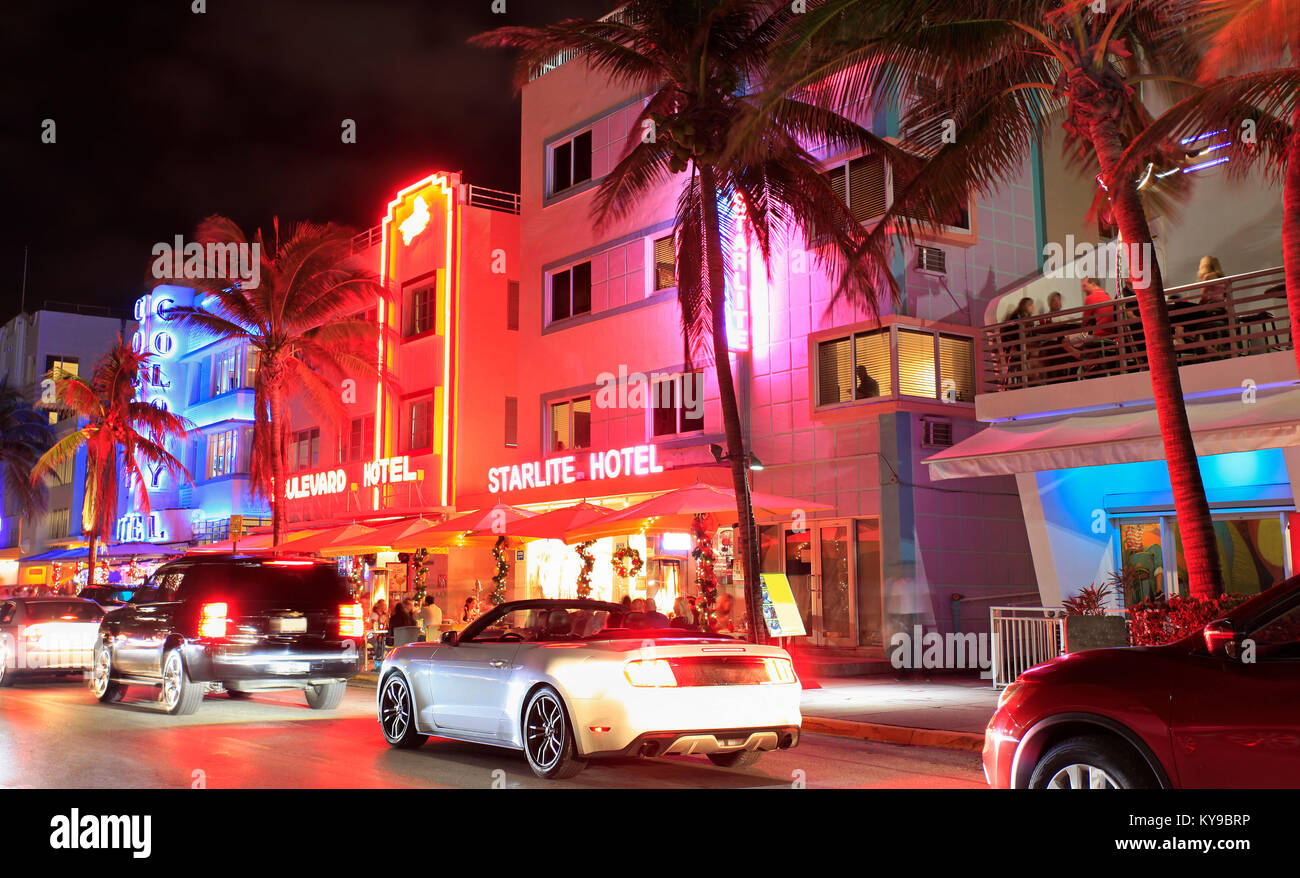 Edificios Art Deco de Ocean Drive iluminado al atardecer en Miami Beach. Foto de stock