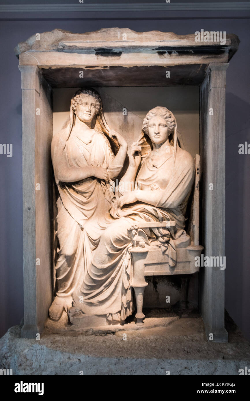 Estela de graves y Pamphile Demetria en Kerameikos museo arqueológico de Atenas Grecia Foto de stock