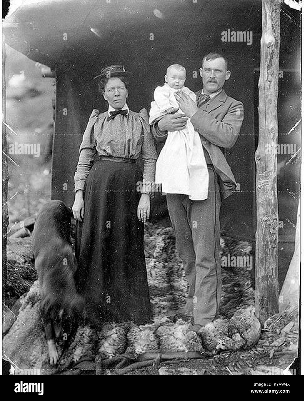 Hombre llamado Joe-Joe con mi esposa, bebé y perro, el 22 de mayo,  probablemente en el territorio de Yukon, 1900 (SARVANT 139 Fotografía de  stock - Alamy