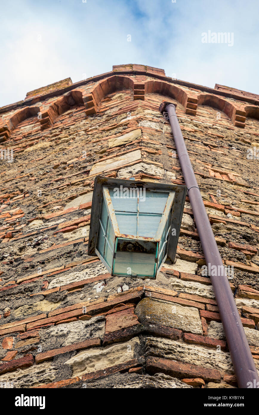 El Hierro Viejo Lampara De La Calle Colgando En El Costado De Una