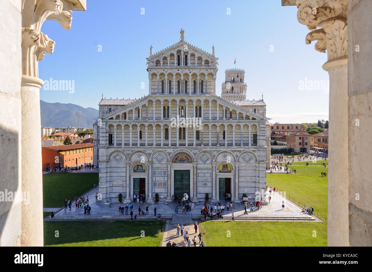 La fachada de la catedral (Duomo) con la Torre Inclinada (Torre Pendente) en el fondo fotografiada desde el Baptisterio (Battistero) - Pisa, Tu Foto de stock