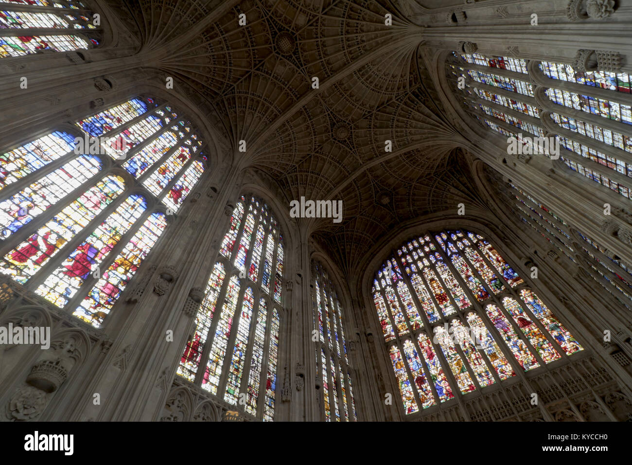 Ventilador de techo de bóveda y vitrales de la capilla de King's College en la Universidad de Cambridge, Inglaterra. Foto de stock